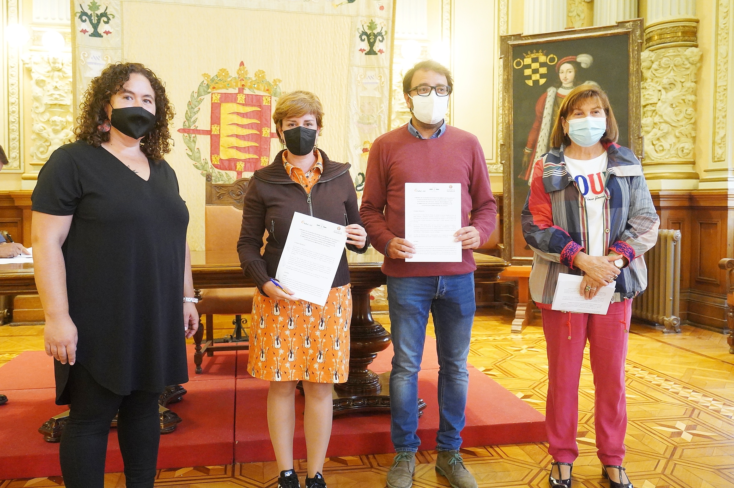 Foto de la noticia El Ayuntamiento de Valladolid y VallaEcolid firman el convenio para el mantenimiento del ECOMERCADO